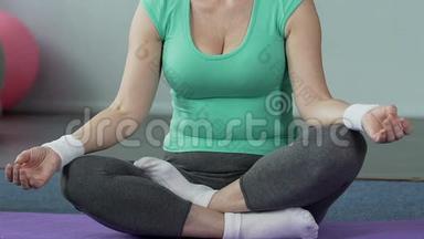 老年妇女<strong>盘腿坐</strong>在<strong>瑜伽</strong>垫上，身体健康，内心平衡